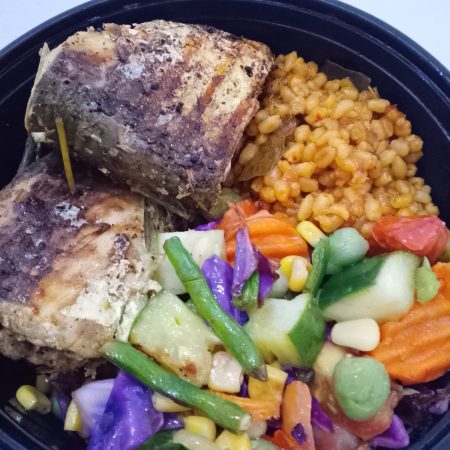 Jollof Bulgur, Steamed Veggies & Grilled Chicken/Fish (500 kcal)